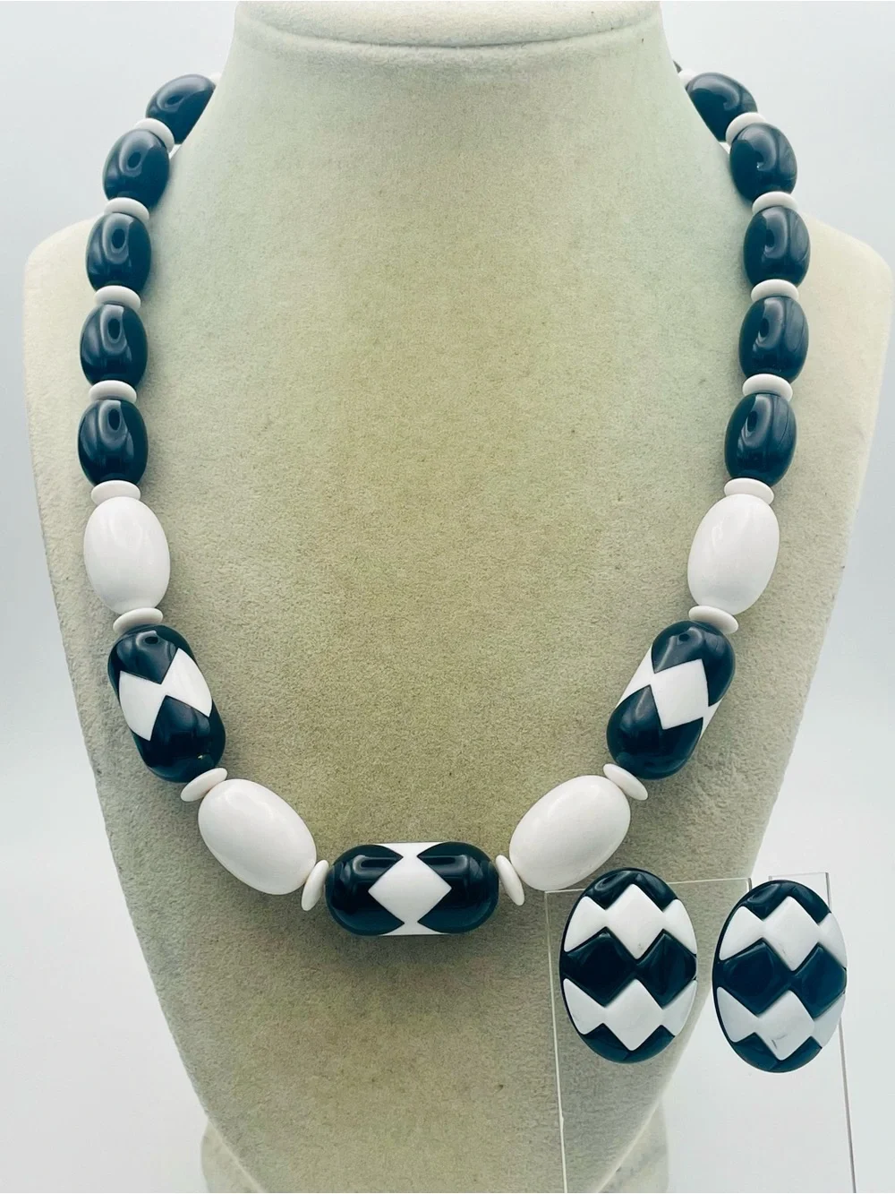 Avon Vintage “Sunsation” Black &  White Bead Necklace w/Matching Earrings. 20 in